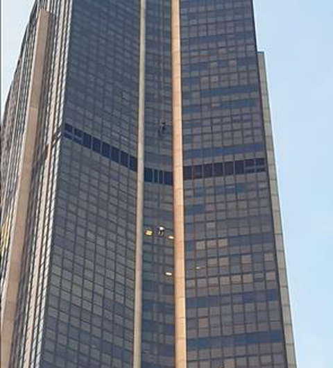 Sau 5 năm, lại một người trèo cheo leo lên tòa nhà 210m cao nhất Paris - Ảnh 2. Sau 5 năm, lại một người trèo cheo leo lên tòa nhà 210m cao nhất Paris - Ảnh 2.