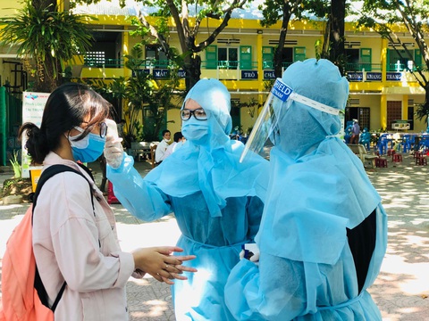 Đội phòng dịch, xe 0 đồng... tiếp sức mùa thi ở tâm dịch Đà Nẵng - Ảnh 1. Đội phòng dịch, xe 0 đồng... tiếp sức mùa thi ở tâm dịch Đà Nẵng - Ảnh 1.