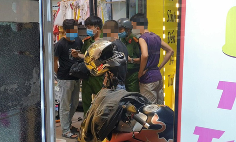 Bắt được tên cướp đâm nữ nhân viên shop quần áo để lấy tiền, vàng - Ảnh 2. Bắt được tên cướp đâm nữ nhân viên shop quần áo để lấy tiền, vàng - Ảnh 2.
