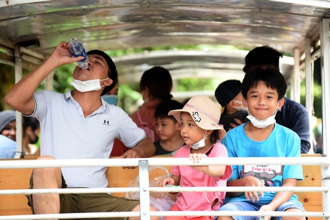 Nhiệt độ miền Nam đạt 38 độ C, mưa trái mùa không đủ ‘giải khát’ - Ảnh 1. Nhiệt độ miền Nam đạt 38 độ C, mưa trái mùa không đủ ‘giải khát’ - Ảnh 1.