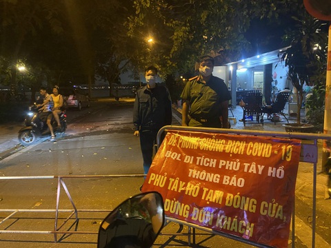 Phủ Tây Hồ lại phải đóng cửa vì lượng người đổ về đông đột ngột - Ảnh 1. Phủ Tây Hồ lại phải đóng cửa vì lượng người đổ về đông đột ngột - Ảnh 1.