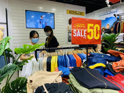 TP.HCM: Người dân đổ xô mua sắm, mừng Quốc khánh sale thả phanh - Ảnh 2. TP.HCM: Người dân đổ xô mua sắm, mừng Quốc khánh sale thả phanh - Ảnh 2.