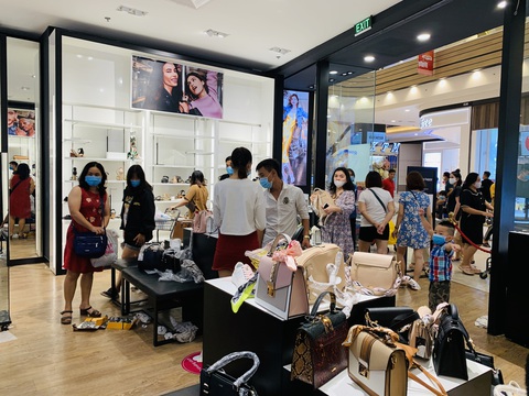 TP.HCM: Người dân đổ xô mua sắm, mừng Quốc khánh sale thả phanh - Ảnh 3. TP.HCM: Người dân đổ xô mua sắm, mừng Quốc khánh sale thả phanh - Ảnh 3.