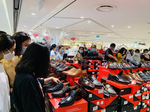 TP.HCM: Người dân đổ xô mua sắm, mừng Quốc khánh sale thả phanh - Ảnh 4. TP.HCM: Người dân đổ xô mua sắm, mừng Quốc khánh sale thả phanh - Ảnh 4.