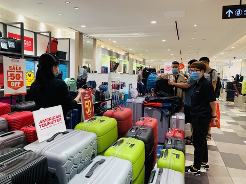 TP.HCM: Người dân đổ xô mua sắm, mừng Quốc khánh sale thả phanh - Ảnh 5. TP.HCM: Người dân đổ xô mua sắm, mừng Quốc khánh sale thả phanh - Ảnh 5.