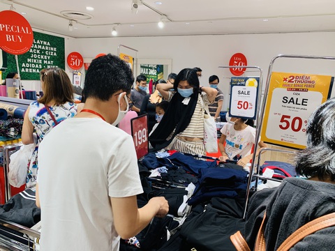 TP.HCM: Người dân đổ xô mua sắm, mừng Quốc khánh sale thả phanh - Ảnh 6. TP.HCM: Người dân đổ xô mua sắm, mừng Quốc khánh sale thả phanh - Ảnh 6.
