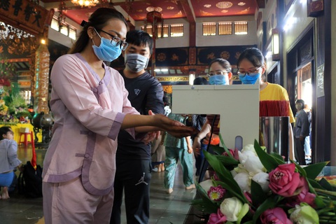 Chùa ở TP.HCM trang bị máy rửa tay, phát khẩu trang cho người đi viếng lễ Vu lan - Ảnh 5. Chùa ở TP.HCM trang bị máy rửa tay, phát khẩu trang cho người đi viếng lễ Vu lan - Ảnh 5.