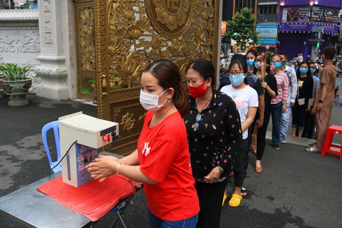 Chùa ở TP.HCM trang bị máy rửa tay, phát khẩu trang cho người đi viếng lễ Vu lan - Ảnh 2. Chùa ở TP.HCM trang bị máy rửa tay, phát khẩu trang cho người đi viếng lễ Vu lan - Ảnh 2.