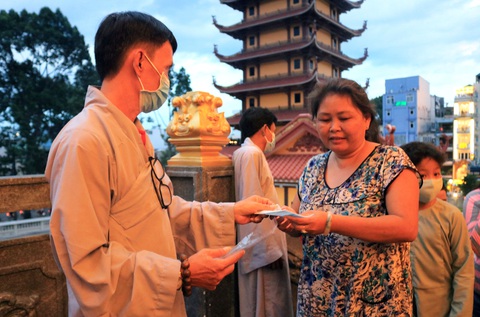 Chùa ở TP.HCM trang bị máy rửa tay, phát khẩu trang cho người đi viếng lễ Vu lan - Ảnh 4. Chùa ở TP.HCM trang bị máy rửa tay, phát khẩu trang cho người đi viếng lễ Vu lan - Ảnh 4.