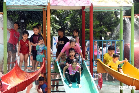 Thảo cầm viên Sài Gòn đông nghẹt khách đến chơi lễ - Ảnh 7. Thảo cầm viên Sài Gòn đông nghẹt khách đến chơi lễ - Ảnh 7.