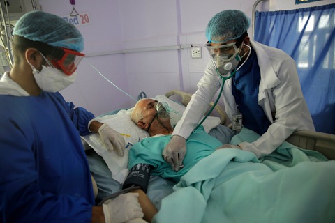 Các thuốc steroid rẻ tiền giúp điều trị hiệu quả người bệnh COVID-19 nặng - Ảnh 1. Các thuốc steroid rẻ tiền giúp điều trị hiệu quả người bệnh COVID-19 nặng - Ảnh 1.