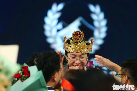 Chung kết Olympia: Đôi tất xanh của cha và giọt nước mắt của nhà vô địch - Ảnh 2. Chung kết Olympia: Đôi tất xanh của cha và giọt nước mắt của nhà vô địch - Ảnh 2.