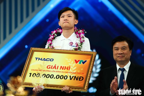 Chung kết Olympia: Đôi tất xanh của cha và giọt nước mắt của nhà vô địch - Ảnh 10. Chung kết Olympia: Đôi tất xanh của cha và giọt nước mắt của nhà vô địch - Ảnh 10.