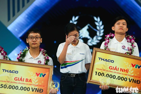 Chung kết Olympia: Đôi tất xanh của cha và giọt nước mắt của nhà vô địch - Ảnh 11. Chung kết Olympia: Đôi tất xanh của cha và giọt nước mắt của nhà vô địch - Ảnh 11.
