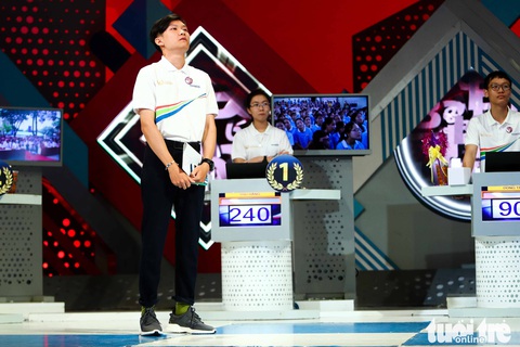Chung kết Olympia: Đôi tất xanh của cha và giọt nước mắt của nhà vô địch - Ảnh 1. Chung kết Olympia: Đôi tất xanh của cha và giọt nước mắt của nhà vô địch - Ảnh 1.