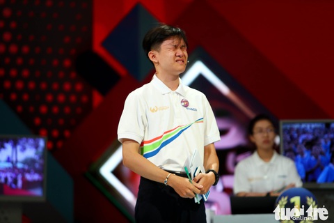 Chung kết Olympia: Đôi tất xanh của cha và giọt nước mắt của nhà vô địch - Ảnh 5. Chung kết Olympia: Đôi tất xanh của cha và giọt nước mắt của nhà vô địch - Ảnh 5.