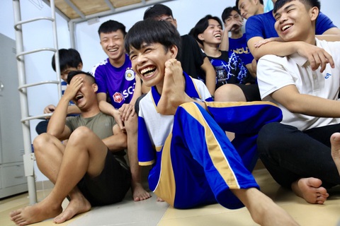 Bé Hạnh không tay vào đại học - Ảnh 6. Bé Hạnh không tay vào đại học - Ảnh 6.