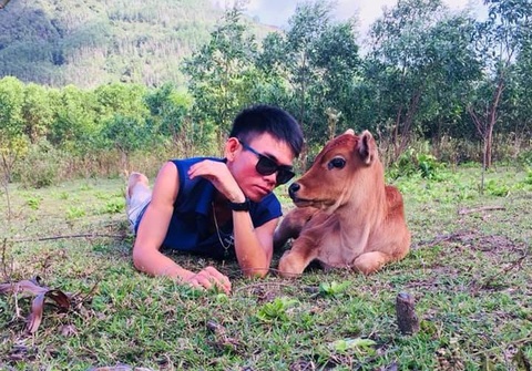 YouTuber chăn bò của Việt Nam hợp tác với rapper Mỹ đình đám Wiz Khalifa - Ảnh 3. YouTuber chăn bò của Việt Nam hợp tác với rapper Mỹ đình đám Wiz Khalifa - Ảnh 3.