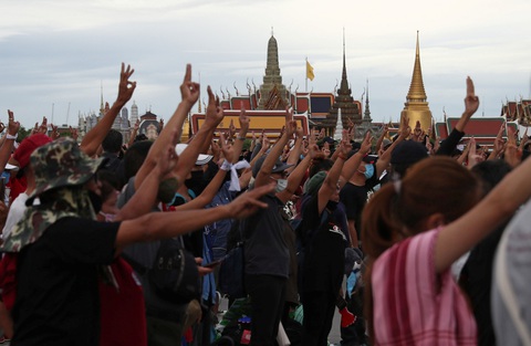 Người Thái phá vỡ cấm kỵ 90 năm, công khai thách thức hoàng gia - Ảnh 4. Người Thái phá vỡ cấm kỵ 90 năm, công khai thách thức hoàng gia - Ảnh 4.