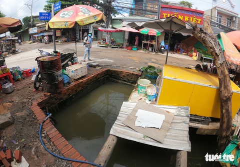 Nam thanh niên đi xe máy lọt xuống hố nước 3m, đầu đập vào bệ gạch - Ảnh 3. Nam thanh niên đi xe máy lọt xuống hố nước 3m, đầu đập vào bệ gạch - Ảnh 3.