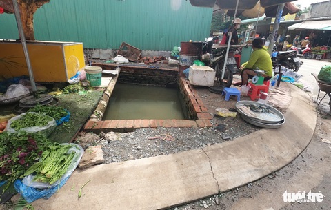 Nam thanh niên đi xe máy lọt xuống hố nước 3m, đầu đập vào bệ gạch - Ảnh 4. Nam thanh niên đi xe máy lọt xuống hố nước 3m, đầu đập vào bệ gạch - Ảnh 4.