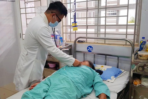 Quên ống sonde 4 năm trong cơ thể, sỏi bám to bằng quả trứng gà - Ảnh 1. Quên ống sonde 4 năm trong cơ thể, sỏi bám to bằng quả trứng gà - Ảnh 1.