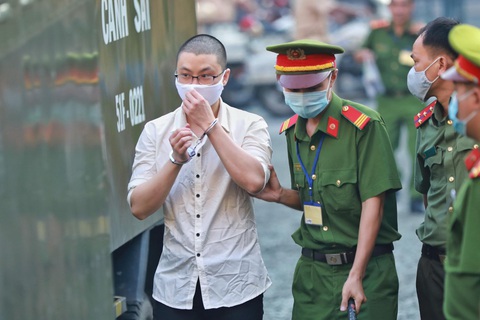 Bị cáo đứng đầu đường dây khủng bố, ném bom vào trụ sở công an lãnh 24 năm tù - Ảnh 3. Bị cáo đứng đầu đường dây khủng bố, ném bom vào trụ sở công an lãnh 24 năm tù - Ảnh 3.