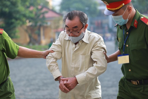 Bị cáo đứng đầu đường dây khủng bố, ném bom vào trụ sở công an lãnh 24 năm tù - Ảnh 1. Bị cáo đứng đầu đường dây khủng bố, ném bom vào trụ sở công an lãnh 24 năm tù - Ảnh 1.