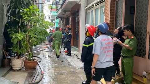 Chiến sĩ PCCC bị thương trong lúc chữa cháy nhà trong hẻm - Ảnh 3. Chiến sĩ PCCC bị thương trong lúc chữa cháy nhà trong hẻm - Ảnh 3.