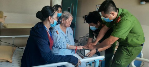 Cấp căn cước công dân cho người bệnh tại giường - Ảnh 1. Cấp căn cước công dân cho người bệnh tại giường - Ảnh 1.