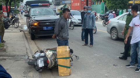 Chở rắn hổ chúa khủng nặng 20kg đi giao, người đàn ông bị công an tạm giữ - Ảnh 1. Chở rắn hổ chúa khủng nặng 20kg đi giao, người đàn ông bị công an tạm giữ - Ảnh 1.