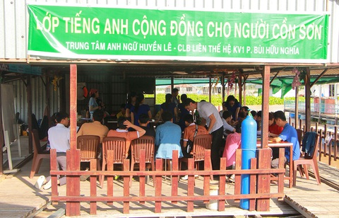 Lớp học tiếng Anh trên bè cá - Ảnh 1. Lớp học tiếng Anh trên bè cá - Ảnh 1.