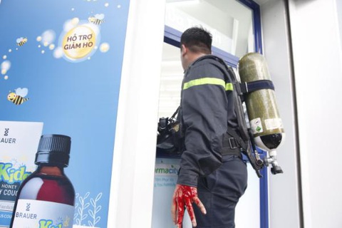 Chiến sĩ PCCC bị thương trong lúc chữa cháy nhà trong hẻm - Ảnh 1. Chiến sĩ PCCC bị thương trong lúc chữa cháy nhà trong hẻm - Ảnh 1.