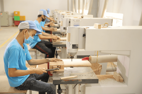 các công nhân sản xuất các sản phẩm đồ gỗ cao cấp xuất khẩu sang nhật bản, mỹ và châu âu tại nhà máy của nam hoa - ảnh phương hạ (1) các công nhân sản xuất các sản phẩm đồ gỗ cao cấp xuất khẩu sang nhật bản, mỹ và châu âu tại nhà máy của nam hoa - ảnh phương hạ (1)