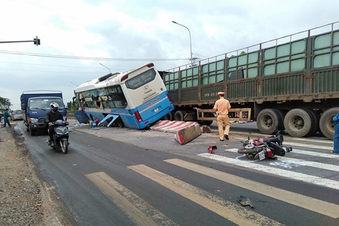 Xe khách ‘lùa’ hai xe máy rồi lao lên dải phân cách - Ảnh 1. Xe khách ‘lùa’ hai xe máy rồi lao lên dải phân cách - Ảnh 1.