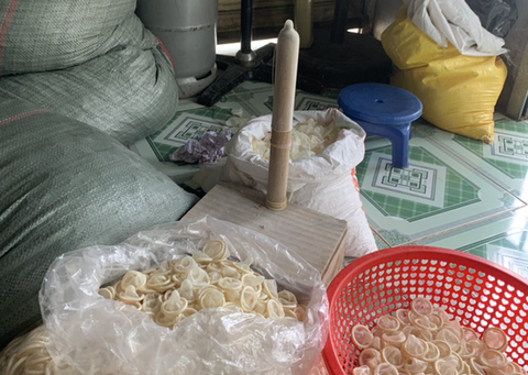 Bao cao su tái chế nguy hiểm ra sao? - Ảnh 1. Bao cao su tái chế nguy hiểm ra sao? - Ảnh 1.