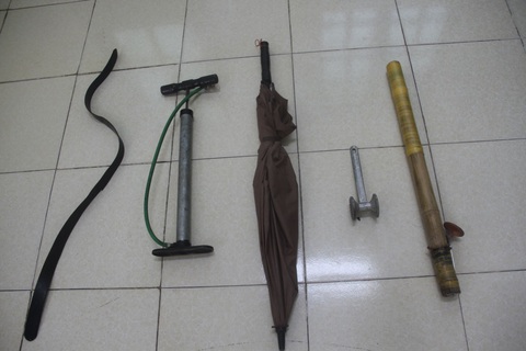 Cha ruột bắt con trai cởi trần phơi nắng, dùng dây lưng, điếu cày đánh đập - Ảnh 2. Cha ruột bắt con trai cởi trần phơi nắng, dùng dây lưng, điếu cày đánh đập - Ảnh 2.