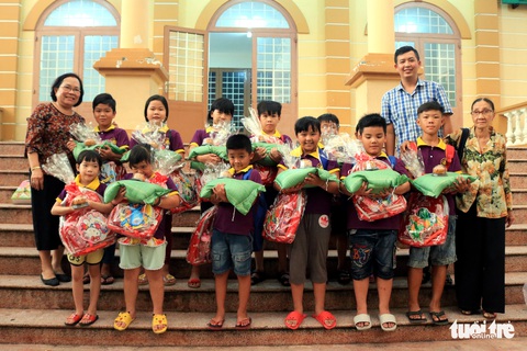 Bà giáo về hưu sáng bán vé số, chiều gieo con chữ ở lớp học tình thương - Ảnh 6. Bà giáo về hưu sáng bán vé số, chiều gieo con chữ ở lớp học tình thương - Ảnh 6.