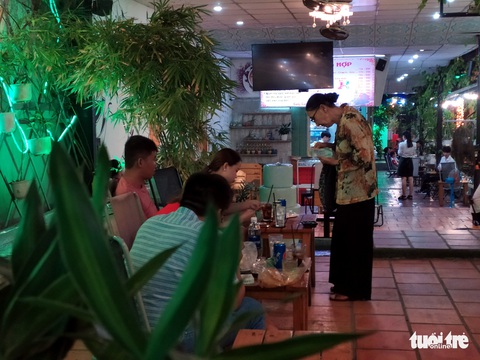 Bà giáo về hưu sáng bán vé số, chiều gieo con chữ ở lớp học tình thương - Ảnh 7. Bà giáo về hưu sáng bán vé số, chiều gieo con chữ ở lớp học tình thương - Ảnh 7.