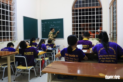 Bà giáo về hưu sáng bán vé số, chiều gieo con chữ ở lớp học tình thương - Ảnh 5. Bà giáo về hưu sáng bán vé số, chiều gieo con chữ ở lớp học tình thương - Ảnh 5.