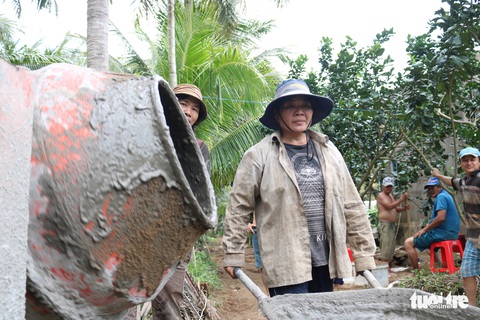 Đội xích lô Sài Gòn về quê giúp bà con làm đường bêtông - Ảnh 2. Đội xích lô Sài Gòn về quê giúp bà con làm đường bêtông - Ảnh 2.