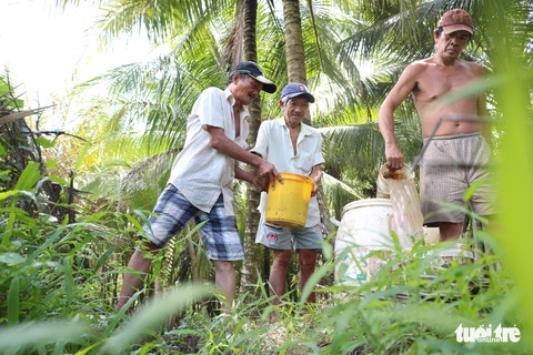 Đội xích lô Sài Gòn về quê giúp bà con làm đường bêtông - Ảnh 8. Đội xích lô Sài Gòn về quê giúp bà con làm đường bêtông - Ảnh 8.