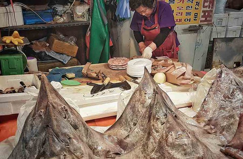 Món ăn kinh dị có mùi hôi thối thu hút nhiều thực khách tại Hàn Quốc - Ảnh 1. Món ăn kinh dị có mùi hôi thối thu hút nhiều thực khách tại Hàn Quốc - Ảnh 1.