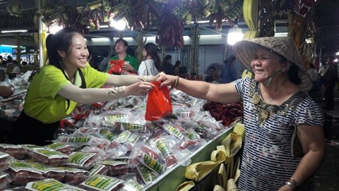 Cá kho làng Vũ Đại, nem chả Bến Tre cùng hàng ngàn đặc sản vùng miền đổ về TP.HCM - Ảnh 3. Cá kho làng Vũ Đại, nem chả Bến Tre cùng hàng ngàn đặc sản vùng miền đổ về TP.HCM - Ảnh 3.