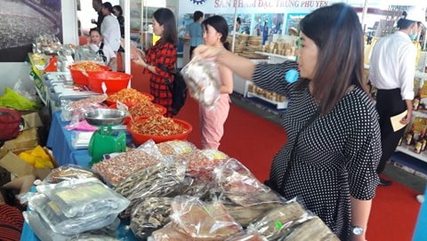 Cá kho làng Vũ Đại, nem chả Bến Tre cùng hàng ngàn đặc sản vùng miền đổ về TP.HCM - Ảnh 1. Cá kho làng Vũ Đại, nem chả Bến Tre cùng hàng ngàn đặc sản vùng miền đổ về TP.HCM - Ảnh 1.