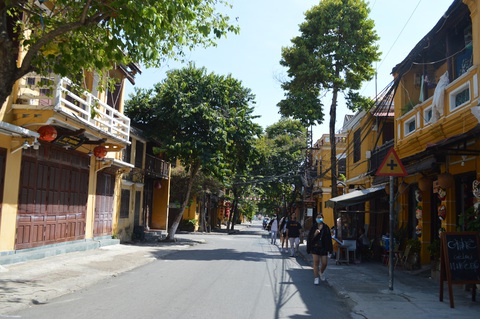 Hội An ngày đầu mở cửa sau 2 tháng khép phố chống dịch - Ảnh 2. Hội An ngày đầu mở cửa sau 2 tháng khép phố chống dịch - Ảnh 2.