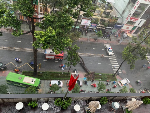 Cây bật gốc đổ ngang đường Nguyễn Tri Phương làm 1 người bị thương, ngập và kẹt xe nhiều nơi - Ảnh 4. Cây bật gốc đổ ngang đường Nguyễn Tri Phương làm 1 người bị thương, ngập và kẹt xe nhiều nơi - Ảnh 4.