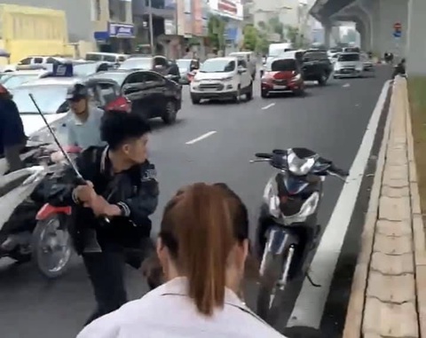 Sau va chạm với bà bầu, nam thanh niên cầm gậy dọa đánh người đi đường, vụt nát đầu xe máy - Ảnh 1. Sau va chạm với bà bầu, nam thanh niên cầm gậy dọa đánh người đi đường, vụt nát đầu xe máy - Ảnh 1.