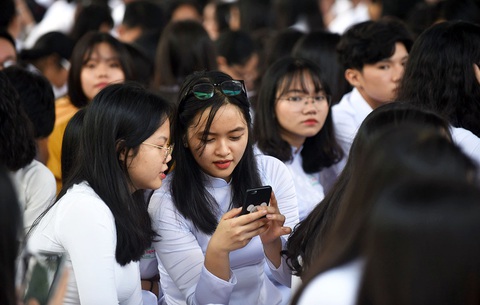 Học sinh nói gì về quy định cho dùng điện thoại trong lớp? - Ảnh 1. Học sinh nói gì về quy định cho dùng điện thoại trong lớp? - Ảnh 1.