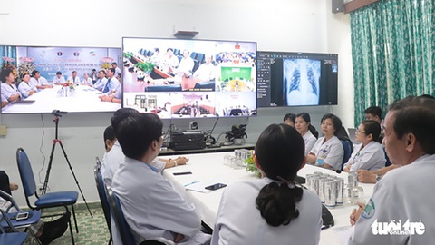 1.000 điểm khám chữa bệnh từ xa, giáo sư khám cho bệnh nhân ngồi ở huyện - Ảnh 1. 1.000 điểm khám chữa bệnh từ xa, giáo sư khám cho bệnh nhân ngồi ở huyện - Ảnh 1.